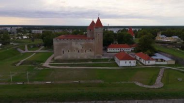 4K Panoramik Hava Videosu Kuressaare (Arensburg) Episkopal Şato a Snrise. Kuressaare, Baltık Denizi, Saaremaa Adası, Saare County, Estonya. Tarihi Kuressaare Piskoposluk Şatosu
