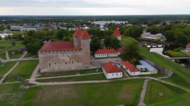 4K Panoramik Hava Videosu Kuressaare (Arensburg) Episkopal Şato a Snrise. Kuressaare, Baltık Denizi, Saaremaa Adası, Saare County, Estonya. Tarihi Kuressaare Piskoposluk Şatosu