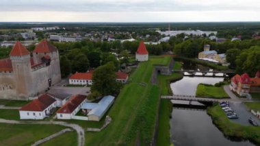 4K Panoramik Hava Videosu Kuressaare (Arensburg) Episkopal Şato a Snrise. Kuressaare, Baltık Denizi, Saaremaa Adası, Saare County, Estonya. Tarihi Kuressaare Piskoposluk Şatosu