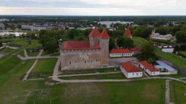 4K Panoramik Hava Videosu Kuressaare (Arensburg) Episkopal Şato a Snrise. Kuressaare, Baltık Denizi, Saaremaa Adası, Saare County, Estonya. Tarihi Kuressaare Piskoposluk Şatosu