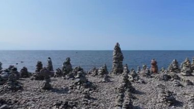 Taş Kuleler Plajı Estonya (Baltık Eyaletleri), Saaremaa Adası, Düz Taşlar Piramitleri Güneybatı Çakıl Sahili, Ohessaare Tuulik, Kivi Rand Saaremaa, Estonya