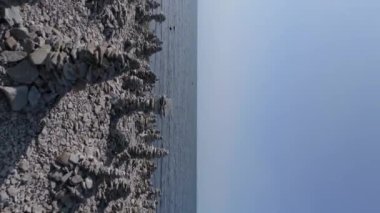 Taş Kuleler Plajı Estonya (Baltık Eyaletleri), Saaremaa Adası, Düz Taşlar Piramitleri Güneybatı Çakıl Sahili, Ohessaare Tuulik, Kivi Rand Saaremaa, Estonya
