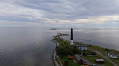 Aerial View Sorve Deniz Feneri Estonya. Saaremaa Adası, Estonya 'daki Silindirik Beton Deniz Feneri. Baltık Denizi Srve Burnu' nun yarımada kıyısı. Estonya 'da popüler kent simgesi