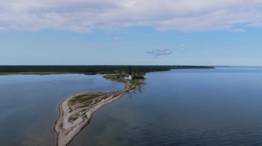 Aerial View Sorve Deniz Feneri Estonya. Saaremaa Adası, Estonya 'daki Silindirik Beton Deniz Feneri. Baltık Denizi Srve Burnu' nun yarımada kıyısı. Estonya 'da popüler kent simgesi