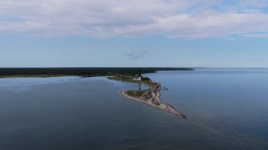 Aerial View Sorve Deniz Feneri Estonya. Saaremaa Adası, Estonya 'daki Silindirik Beton Deniz Feneri. Baltık Denizi Srve Burnu' nun yarımada kıyısı. Estonya 'da popüler kent simgesi