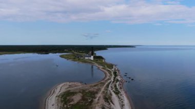 Aerial View Sorve Deniz Feneri Estonya. Saaremaa Adası, Estonya 'daki Silindirik Beton Deniz Feneri. Baltık Denizi Srve Burnu' nun yarımada kıyısı. Estonya 'da popüler kent simgesi