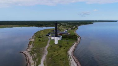 Aerial View Sorve Deniz Feneri Estonya. Saaremaa Adası, Estonya 'daki Silindirik Beton Deniz Feneri. Baltık Denizi Srve Burnu' nun yarımada kıyısı. Estonya 'da popüler kent simgesi