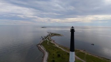 Aerial View Sorve Deniz Feneri Estonya. Saaremaa Adası, Estonya 'daki Silindirik Beton Deniz Feneri. Baltık Denizi Srve Burnu' nun yarımada kıyısı. Estonya 'da popüler kent simgesi