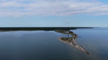 Aerial View Sorve Deniz Feneri Estonya. Saaremaa Adası, Estonya 'daki Silindirik Beton Deniz Feneri. Baltık Denizi Srve Burnu' nun yarımada kıyısı. Estonya 'da popüler kent simgesi