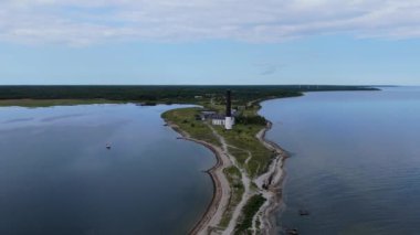 Aerial View Sorve Deniz Feneri Estonya. Saaremaa Adası, Estonya 'daki Silindirik Beton Deniz Feneri. Baltık Denizi Srve Burnu' nun yarımada kıyısı. Estonya 'da popüler kent simgesi