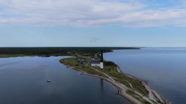 Aerial View Sorve Deniz Feneri Estonya. Saaremaa Adası, Estonya 'daki Silindirik Beton Deniz Feneri. Baltık Denizi Srve Burnu' nun yarımada kıyısı. Estonya 'da popüler kent simgesi