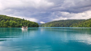 Plitvice Gölleri - Hırvatistan - 30 Haziran 2024 Plitvice Gölleri Ulusal Parkı 'ndaki 12 üst ve 4 alçak göl arasında elektrikli bir tekneye biniyor. Hırvatistan 'da Plitvice Lakes Ulusal Parkı