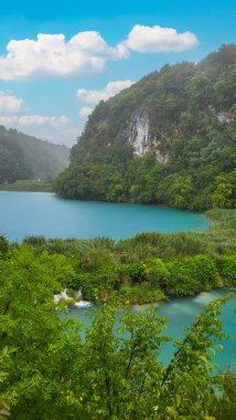 Şeffaf Turkuaz Gölün Renkli Suları Dalgalanmaya Başlıyor. Birçok küçük şelale göle akıyor. Plitvice Gölleri, Ulusal Park, Hırvat Sahnesi, Şelale Manzarası, Doğal Güzellik