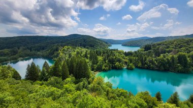 Şeffaf Turkuaz Gölün Renkli Suları Dalgalanmaya Başlıyor. Birçok küçük şelale göle akıyor. Plitvice Gölleri, Ulusal Park, Hırvat Sahnesi, Şelale Manzarası, Doğal Güzellik