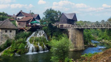 30 Temmuz 2024 Rastoke Köyü Hırvatistan 'ın Slunj yakınlarındaki - Korana Nehri Şelaleleri üzerindeki Eski Su Değirmeni, Hırvatistan' ın Rastoke Köyü 'ndeki Güzel Kır Manzarası ve Küçük Şelaleleri.