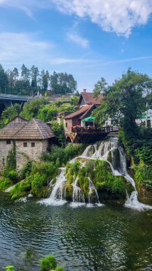 30 Temmuz 2024 Rastoke Köyü Hırvatistan 'ın Slunj yakınlarındaki - Korana Nehri Şelaleleri üzerindeki Eski Su Değirmeni, Hırvatistan' ın Rastoke Köyü 'ndeki Güzel Kır Manzarası ve Küçük Şelaleleri.