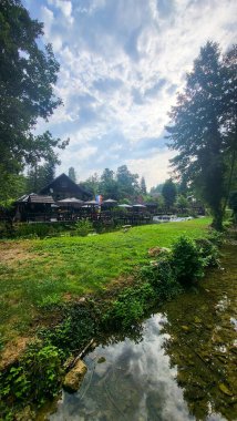 30 Temmuz 2024 Rastoke Köyü Hırvatistan 'ın Slunj yakınlarındaki - Korana Nehri Şelaleleri üzerindeki Eski Su Değirmeni, Hırvatistan' ın Rastoke Köyü 'ndeki Güzel Kır Manzarası ve Küçük Şelaleleri.