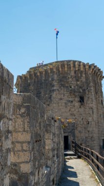 Trogir, Hırvatistan, 30 Temmuz 2024: Yatlar, Tekneler ve Görkemli Ortaçağ Binaları, Trogir Eski Kenti, Dalmaçya, Hırvatistan ve Avrupa ile Turistik Limanda Takdire şayan Gezinti