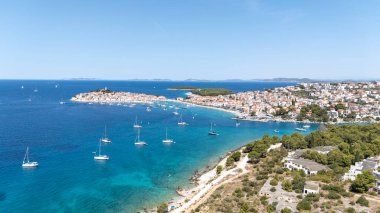 Primosten Town, Adriyatik Denizi, Hırvatistan. Hırvatistan 'ın Akdeniz kıyısındaki Idyllic Sahili Ortaçağ Primosten Kenti yakınlarında. Yaz Tatili Seyahat Yeri. Mavi Gökyüzü, Gök Suyu.