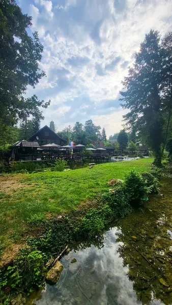 30 Temmuz 2024 Rastoke Köyü Hırvatistan 'ın Slunj yakınlarındaki - Korana Nehri Şelaleleri üzerindeki Eski Su Değirmeni, Hırvatistan' ın Rastoke Köyü 'ndeki Güzel Kır Manzarası ve Küçük Şelaleleri.
