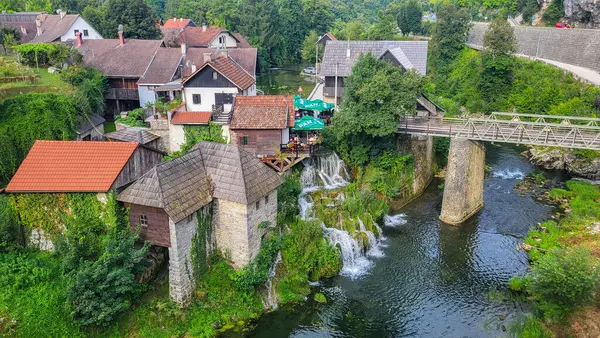 30 Temmuz 2024 Rastoke Köyü Hırvatistan 'ın Slunj yakınlarındaki - Korana Nehri Şelaleleri üzerindeki Eski Su Değirmeni, Hırvatistan' ın Rastoke Köyü 'ndeki Güzel Kır Manzarası ve Küçük Şelaleleri.