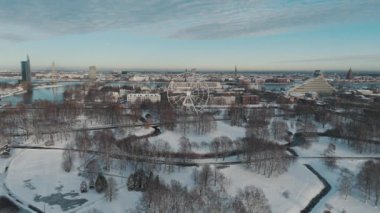Riga City Skyline, Ferris Wheel, Riga Castle, Old Town, Cathedral Towers, Academy of Sciences, Arkaplanda Ulusal Kütüphane. Daugava Nehri ve Şehir Köprüleri Riga, Letonya