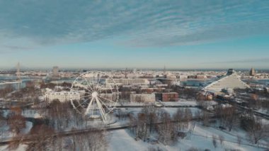 Riga City Skyline, Ferris Wheel, Riga Castle, Old Town, Cathedral Towers, Academy of Sciences, Arkaplanda Ulusal Kütüphane. Daugava Nehri ve Şehir Köprüleri Riga, Letonya