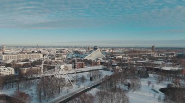 Riga City Skyline, Ferris Wheel, Riga Castle, Old Town, Cathedral Towers, Academy of Sciences, Arkaplanda Ulusal Kütüphane. Daugava Nehri ve Şehir Köprüleri Riga, Letonya
