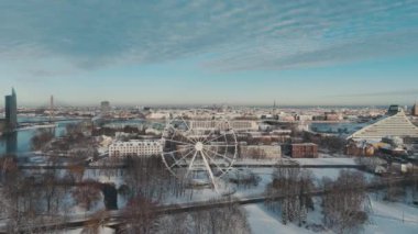 Riga City Skyline, Ferris Wheel, Riga Castle, Old Town, Cathedral Towers, Academy of Sciences, Arkaplanda Ulusal Kütüphane. Daugava Nehri ve Şehir Köprüleri Riga, Letonya