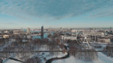 Riga City Skyline, Ferris Wheel, Riga Castle, Old Town, Cathedral Towers, Academy of Sciences, Arkaplanda Ulusal Kütüphane. Daugava Nehri ve Şehir Köprüleri Riga, Letonya