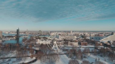 Riga City Skyline, Ferris Wheel, Riga Castle, Old Town, Cathedral Towers, Academy of Sciences, Arkaplanda Ulusal Kütüphane. Daugava Nehri ve Şehir Köprüleri Riga, Letonya