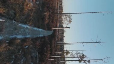 Cena Moorland Footpath Viewing Tower, Donmuş Göl Skaistleri Kış Havası Manzarası. Letonya 5 km uzunluğunda patikası olan en büyük ikinci bataklık. Cena Bataklığı ve Buz Gölü Kış 'ta Adalı Skaistler