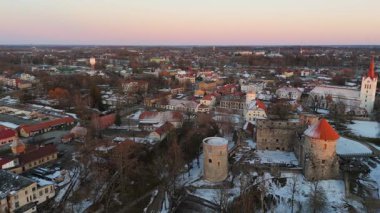 Cesis Şehri, Letonya Hava Manzarası Ortaçağ St. Johns Kilisesi ve Güzel Şato Harabeleri Orta Çağ 'da Livonya Düzeni' nin bir konutu. Sunset 'te Kış Akşamı Manzarası. Karlar içindeki şehir