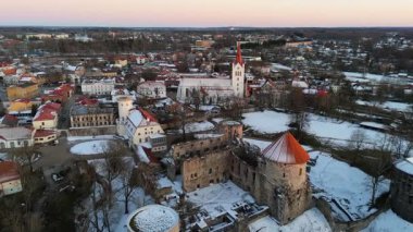 Cesis Şehri, Letonya Hava Manzarası Ortaçağ St. Johns Kilisesi ve Güzel Şato Harabeleri Orta Çağ 'da Livonya Düzeni' nin bir konutu. Sunset 'te Kış Akşamı Manzarası. Karlar içindeki şehir