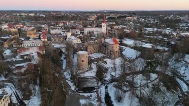 Cesis Şehri, Letonya Hava Manzarası Ortaçağ St. Johns Kilisesi ve Güzel Şato Harabeleri Orta Çağ 'da Livonya Düzeni' nin bir konutu. Sunset 'te Kış Akşamı Manzarası. Karlar içindeki şehir