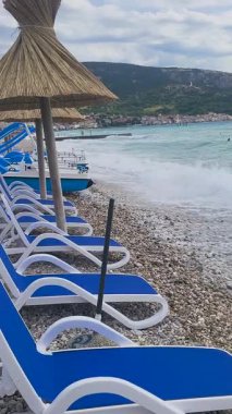 Baska Sahili ve Temiz Turkuaz Suyu, Marina Tekneleri, Şehir Caddesi, Krk Adası, Hırvatistan Adriyatik Denizi, Vela Plaza Sahili, Dağlar ve Kamp Kenti