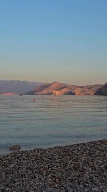 Baska Sahili ve Temiz Turkuaz Suyu, Marina Tekneleri, Şehir Caddesi, Krk Adası, Hırvatistan Adriyatik Denizi, Vela Plaza Sahili, Dağlar ve Kamp Kenti