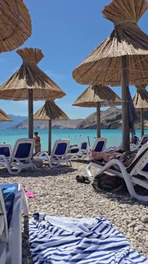 Baska Sahili ve Temiz Turkuaz Suyu, Marina Tekneleri, Şehir Caddesi, Krk Adası, Hırvatistan Adriyatik Denizi, Vela Plaza Sahili, Dağlar ve Kamp Kenti