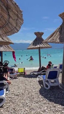 Baska Sahili ve Temiz Turkuaz Suyu, Marina Tekneleri, Şehir Caddesi, Krk Adası, Hırvatistan Adriyatik Denizi, Vela Plaza Sahili, Dağlar ve Kamp Kenti