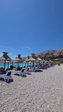 Baska Sahili ve Temiz Turkuaz Suyu, Marina Tekneleri, Şehir Caddesi, Krk Adası, Hırvatistan Adriyatik Denizi, Vela Plaza Sahili, Dağlar ve Kamp Kenti