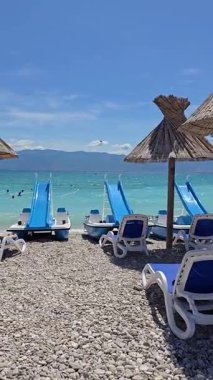 Baska Sahili ve Temiz Turkuaz Suyu, Marina Tekneleri, Şehir Caddesi, Krk Adası, Hırvatistan Adriyatik Denizi, Vela Plaza Sahili, Dağlar ve Kamp Kenti