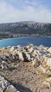 Baska Sahili ve Temiz Turkuaz Suyu, Marina Tekneleri, Şehir Caddesi, Krk Adası, Hırvatistan Adriyatik Denizi, Vela Plaza Sahili, Dağlar ve Kamp Kenti