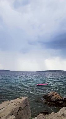 Hırvatistan 'ın Krk Adası' ndaki Gökyüzü Sahili 'nde Dalgaların Kayalık Kayalıklara Çarpması ve Şimşekle Vuruşuyla Adriyatik Deniz Fırtınasının Statik Çekimi