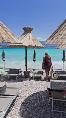 Baska Sahili ve Temiz Turkuaz Suyu, Marina Tekneleri, Şehir Caddesi, Krk Adası, Hırvatistan Adriyatik Denizi, Vela Plaza Sahili, Dağlar ve Kamp Kenti