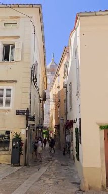 Krk Eski Kasabası 'nın Dar Caddelerinde Yürüyorum. Tarihi Taş Binalar, Akdeniz Büyüsü ve Huzurlu Atmosfer Güneşli Bir Yaz Gününde Zamansız Şehir Sahnesi Oluştur.