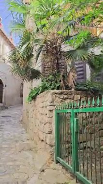 Krk Eski Kasabası 'nın Dar Caddelerinde Yürüyorum. Tarihi Taş Binalar, Akdeniz Büyüsü ve Huzurlu Atmosfer Güneşli Bir Yaz Gününde Zamansız Şehir Sahnesi Oluştur.