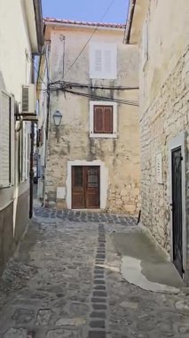 Krk Eski Kasabası 'nın Dar Caddelerinde Yürüyorum. Tarihi Taş Binalar, Akdeniz Büyüsü ve Huzurlu Atmosfer Güneşli Bir Yaz Gününde Zamansız Şehir Sahnesi Oluştur.