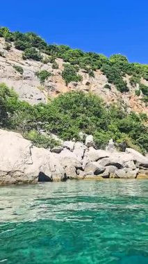 Hırvatistan 'ın Krk Adası' ndaki Kamp Skrila Sahili Manzarası Açık Mavi Su, Rocky Shoreline ve Akdeniz 'de Barışçıl Yaz Atmosferi