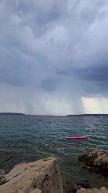 Hırvatistan 'ın Krk Adası' ndaki Gökyüzü Sahili 'nde Dalgaların Kayalık Kayalıklara Çarpması ve Şimşekle Vuruşuyla Adriyatik Deniz Fırtınasının Statik Çekimi