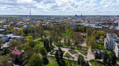 Güneşli bir bahar günü Letonya 'daki Riga Panorama' nın çarpıcı hava aracı görüntüsü evlerin çatılarını, canlı şehir merkezini ve şehir cazibesini tanımlayan tarihi binaları gösteriyor.